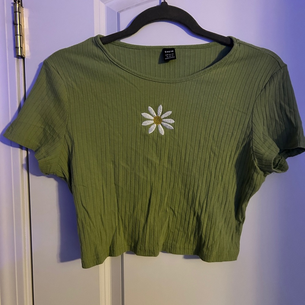 Shein XL Green Crop Top with Floral Design – Effortlessly Stylish